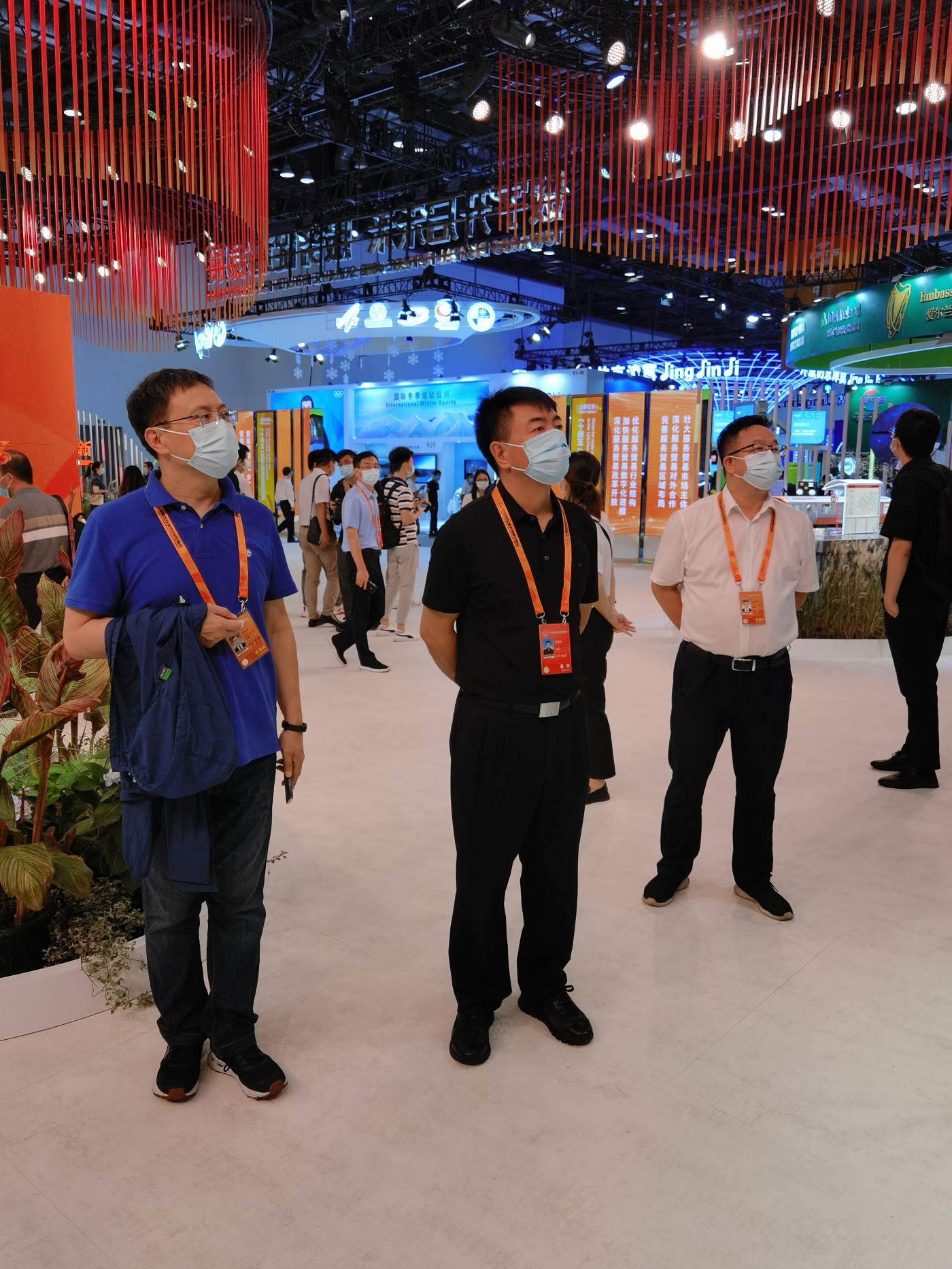交易会期间,来自老边网红小镇的抖音百万主播主持王不凡团队通过直播
